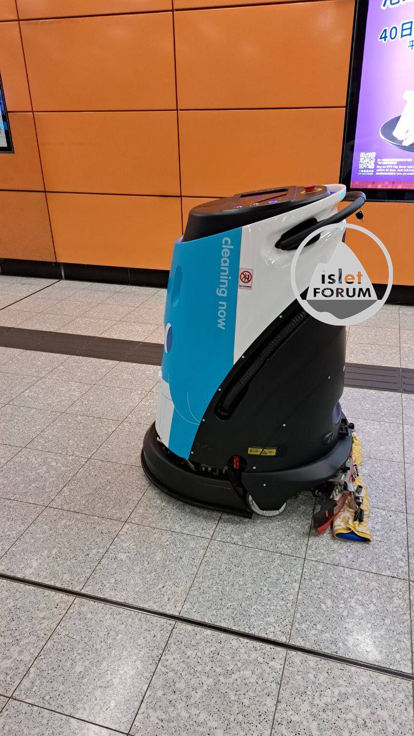 地鐵站清潔地板用機械人，又少一個員工？Robots for floor clean.jpg