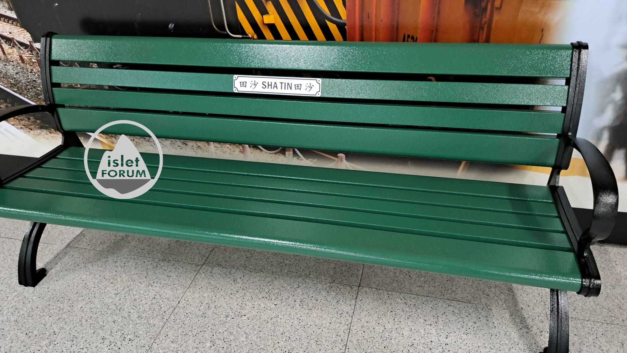 沙田站綠色長椅在會展站Sha Tin station green bench at Exhibition Centre station (2).jpeg